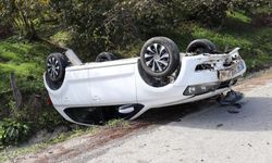 Ordu'da devrilen otomobilin sürücüsü yaralandı