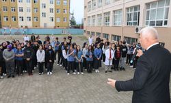 Of Milli Eğitim Müdürü Kabahasanoğlu öğrencilerle bayrak töreninde buluştu