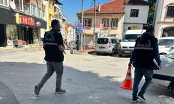 Firma kıyafeti giyip iş makinesiyle yer altındaki kabloları çalan 6 şüpheli tutuklandı