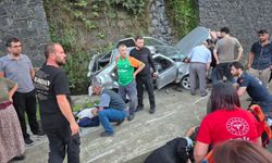 Hopa'da 53 plakalı otomobil istinat duvarına çarptı: 3 yaralı