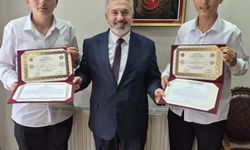 İkiz kardeşler aynı gün hafızlığa başlayıp aynı gün tamamladı