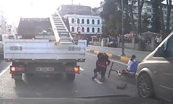 Araklı'da minibüsün elektrikli bisikletteki 2 öğrenciye çarptığı anlar kamerada