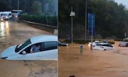 Beykoz’da sağanakla birlikte göle dönen yollarda, araçlarında mahsur kaldılar