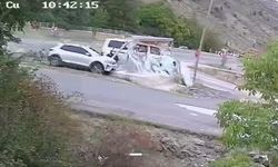 Gümüşhane'de minibüs ile otomobilin çarpıştığı kaza kamerada: 4 yaralı