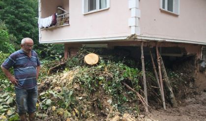 Rize’de heyelan nedeniyle bir evin salonu toprakla doldu
