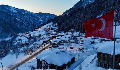 Ayder Yaylası'nda kar yağışı etkili oldu