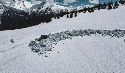 Rize'de yayla yollarında karla mücadele çalışmaları sürüyor