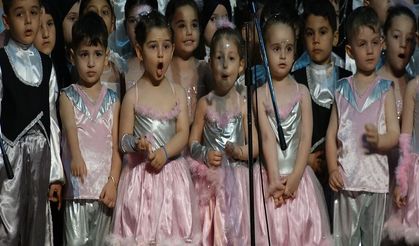 Duygulandıran koro; sahnede çocuklar, salonda babalar