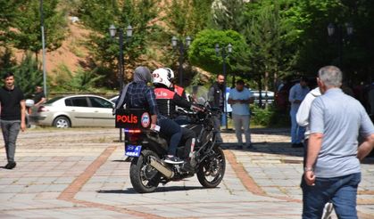 YKS Heyecanı: Polis Ekipleri Geç Kalan Adayların Yardımına Koştu