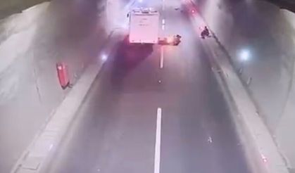 Kamyona çarpan motosikletin sürücüsü yaralandı; kaza kamerada