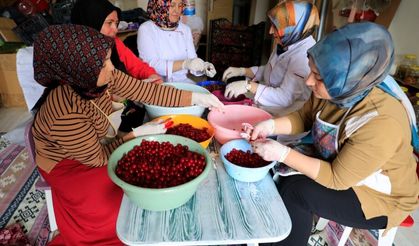 Hem ticaret yapıp hem de yöresel ürün bilgisini geleceğe aktarıyorlar
