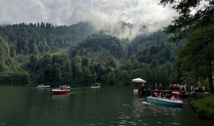 Borçka Karagöl Tabiat Parkı'nda ziyaretçi yoğunluğu yaşanıyor