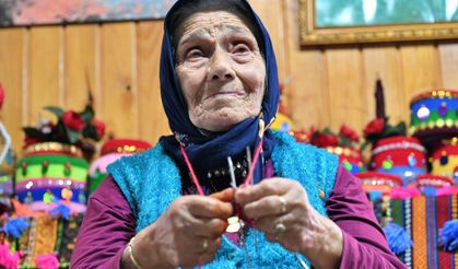 Trabzonlu 89 yaşındaki Selfinaz nine el emeği ürünleriyle gönülleri fethediyor