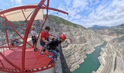 Türkiye'nin en yüksek ikinci barajı Deriner, "halatla atlama" tutkunlarını ağırlıyor