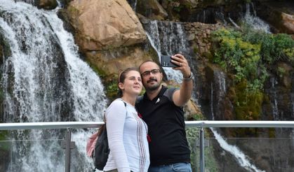 Doğu Karadeniz'deki Tomara Şelalesi doğa tutkunlarını ağırlıyor