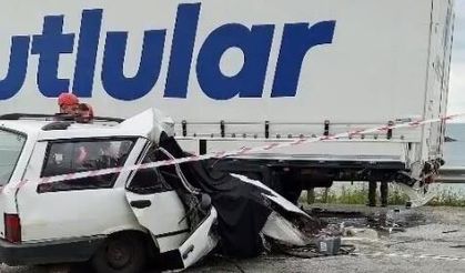 Giresun'da Karadeniz Sahil yolunda kaza: Otomobil TIR'a çarptı: 1 ölü, 1 yaralı