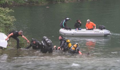 Uzungöl'de göle düşen turisti kurtarmak isteyen 2 kişi boğulma tehlikesi geçirdi; turistin cesedine ulaşıldı