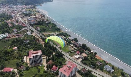 Kemalpaşa'da yamaç paraşütü yarışması heyecanı