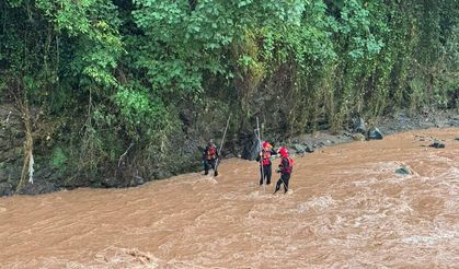 Giresun'da sel sularına kapıldığı değerlendirilen 2 kişi için arama çalışması başlatıldı