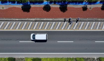 Karadeniz Sahil Yolu'ndaki kaldırımlarda fındık kurutma mesaisi