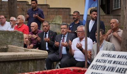 Trabzonspor'un ilk stadyumuna ismi verilen Hüseyin Avni Aker mezarı başında anıldı