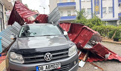 Artvin'de fırtınada uçan çatı 3 aracın üzerine düştü