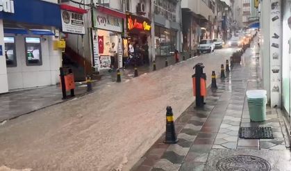 Artvin'de sağanak; ev ve iş yerlerini su bastı