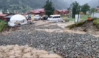 Uzungöl'de sağanak etkili oldu; dere taştı, heyelan meydana geldi