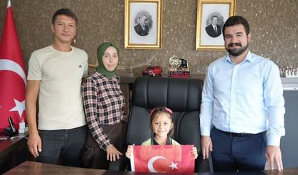 Giresun'da yerdeki Türk bayrağını alarak öpen çocuğa tablet hediye edildi