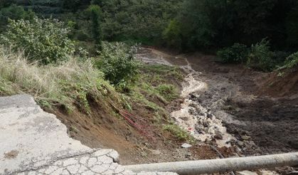 Mahalle yolu çöktü; sürüklenen araçtaki 2 kişi yaralandı