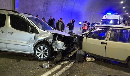 Artvin'de tünelde hafif ticari araçla otomobil çarpıştı: 3 yaralı