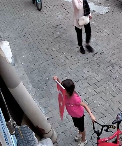 7 yaşındaki Nehir'in bayrak sevgisi kamerada