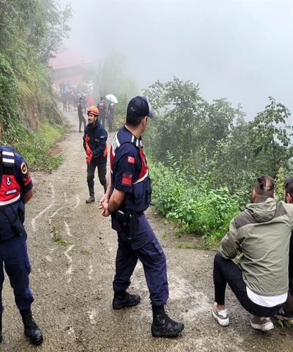 Trabzon'da heyelan; 1 kişi toprak altında kaldı