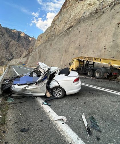Artvin'de feci kaza: Otomobil ile kamyon çarpıştı, 1 kişi öldü