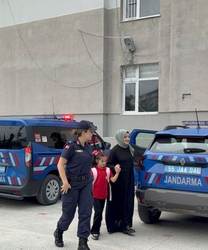 Şehit kızı Zeynep'i okula jandarma ekipleri götürdü