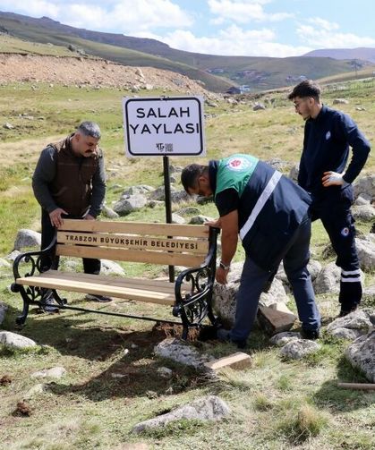 Salah'ın fotoğraf çektirdiği yayladaki bank ve tabelanın çalındığı iddiası