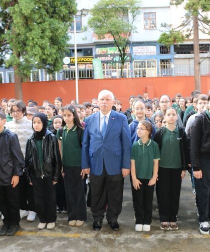 Of'ta öğrenciler yeni haftaya bayrak töreniyle başladı