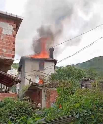 2 katlı ev ve hasat edilen fındıklar yandı