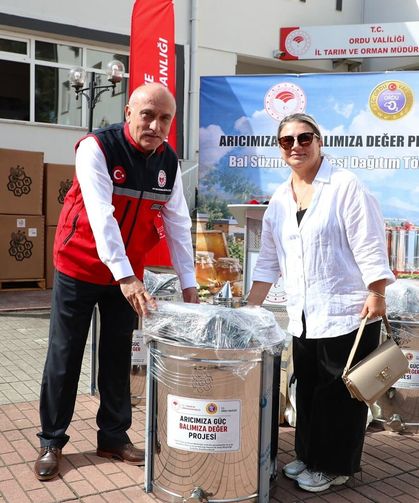 Arıcılara yüzde 70 hibeli bal süzme makinesi desteği
