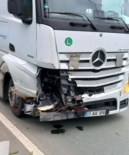 Arıza nedeniyle yol kenarında duran otomobile TIR çarptı; 2 yaralı