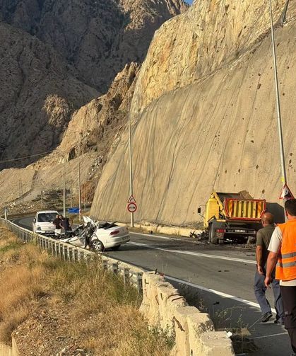 Artvin'de otomobil ile kamyon kafa kafaya çarpıştı; 1 ölü