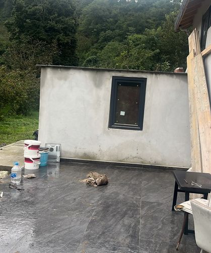 Çatı tamiri için çıktığı merdivenden düşen 65 yaşındaki adam ağır yaralandı