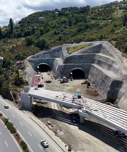 Dağlar deliniyor sahil yolu nefes alıyor; 54 kilometrelik güzergaha 3 şeritli yol
