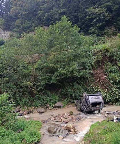 Hafif ticari araç dereye yuvarlandı; 3'ü ağır, 5 yaralı