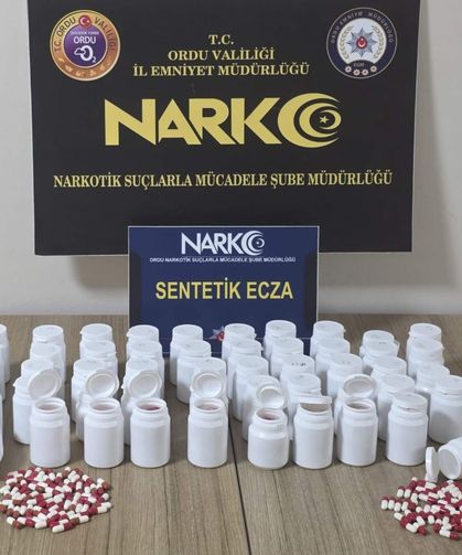 Otomobilde 3 bin 64 uyuşturucu hap ele geçirildi: 2 tutuklama