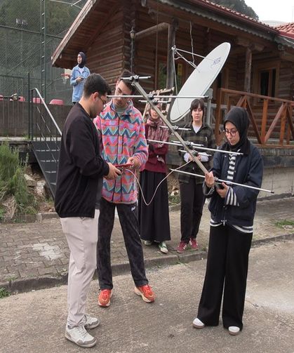 Öğrenciler, nöbetleşe çalışarak Uluslararası Uzay İstasyonu'ndan gelen görüntü sinyallerini yakaladılar