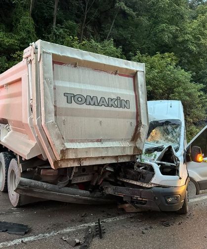 Ordu'da yolcu minibüsü kamyonla çarpıştı: 1 ölü 23 yaralı