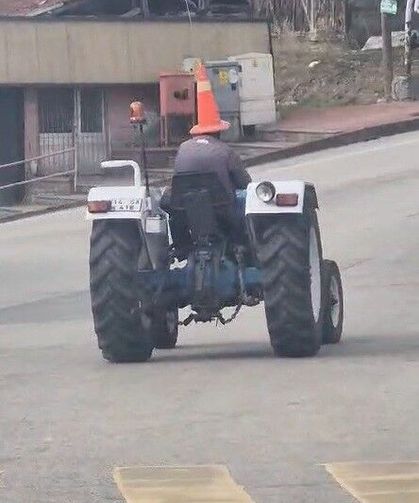 Kafasına taktığı dubayla traktörle trafikte ilerledi