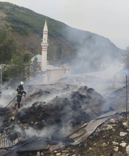 Bayburt'ta çıkan yangında 5 ev zarar gördü