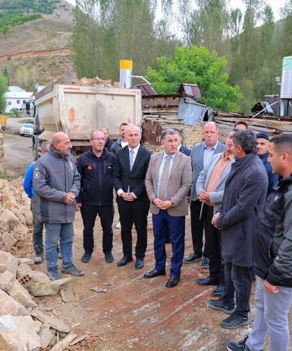 Bayburt Valisi Eldivan, yangında zarar gören evlerle ilgili çalışmaları inceledi